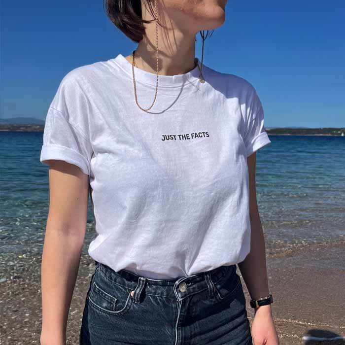 άσπρο προσωποποιημένο tshirt με ατάκα στο στήθος