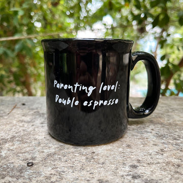 Μαύρη προσωποποιημένη κούπα καφέ με όνομα ή ατάκα