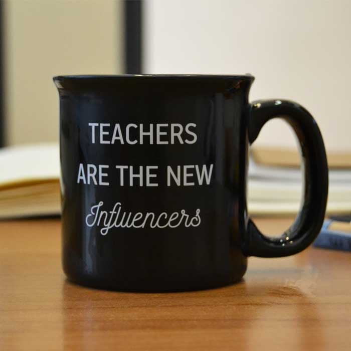 μαύρη κούπα καφέ για τη δασκάλα
