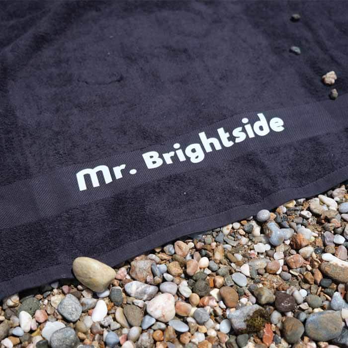 personalised μαύρη πετσέτα θαλάσσης 100x180cm με τη δική σου ατάκα ή όνομα για το καλοκαίρι