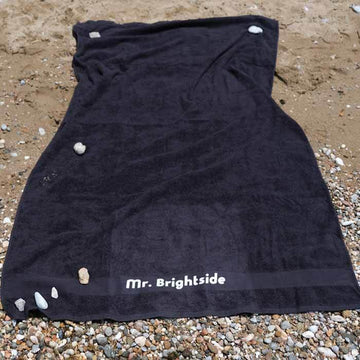 personalised μαύρη πετσέτα θαλάσσης 100x180cm με τη δική σου ατάκα ή όνομα για το καλοκαίρι