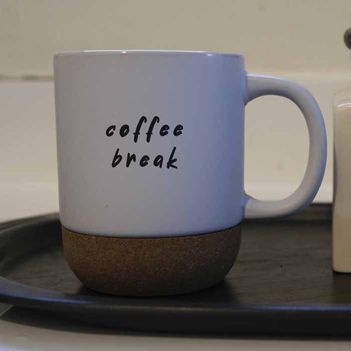 Άσπρη κούπα καφέ με βάση φελού με αστεία ατάκα