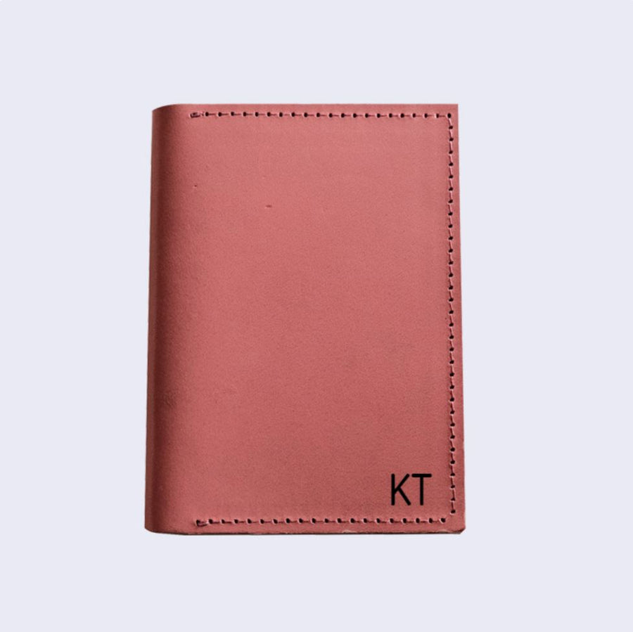 ροζ δερμάτινο πορτοφόλι για κάρτες με χαραγμένα αρχικά