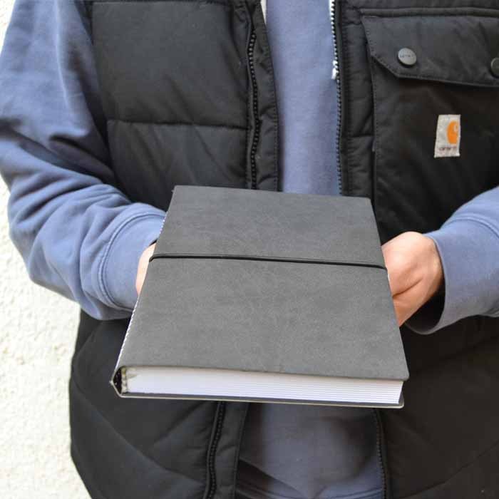 Γκρι-μαύρο A5 προσωποποιημένο ημερήσιο ημερολόγιο 2023 με ατάκα ή όνομα