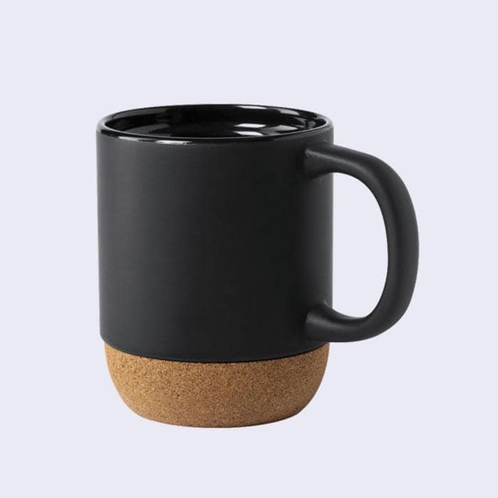 Μαύρη προσωποποιημένη κούπα καφέ με βάση φελού με όνομα ή ατάκα