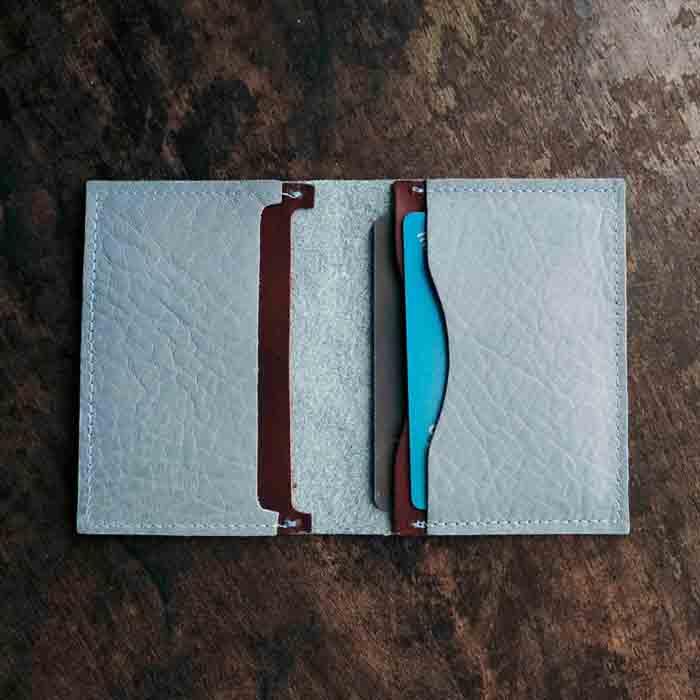 μπλε δερμάτινο πορτοφόλι με χαραγμένα αρχικά