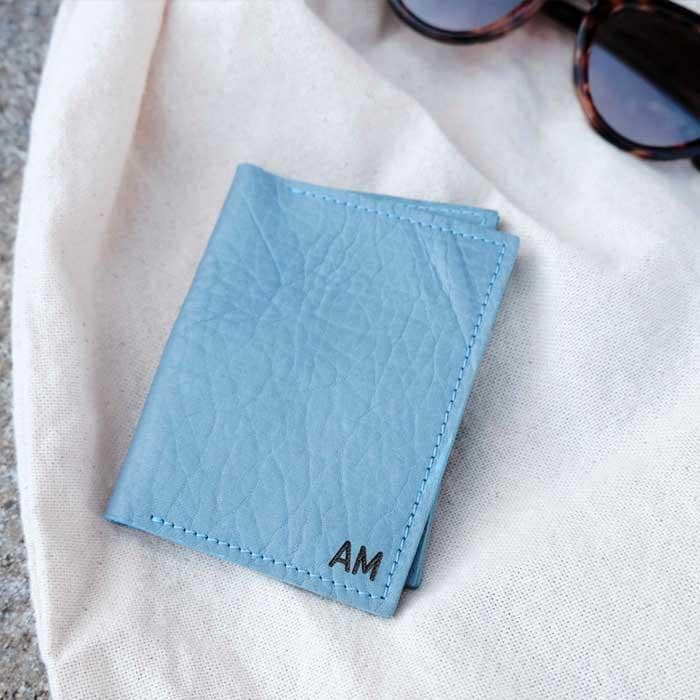 μπλε δερμάτινο πορτοφόλι με χαραγμένα αρχικά