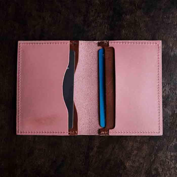 ροζ δερμάτινο πορτοφόλι για κάρτες με χαραγμένα αρχικά